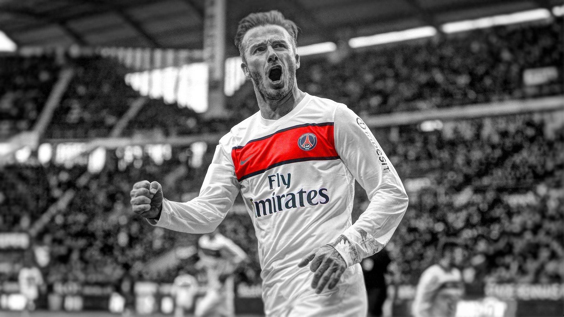 天价冲突引爆赛场！斯蒂芬森与霍华德从口角到抱摔，裁判连掏罚单难控场面